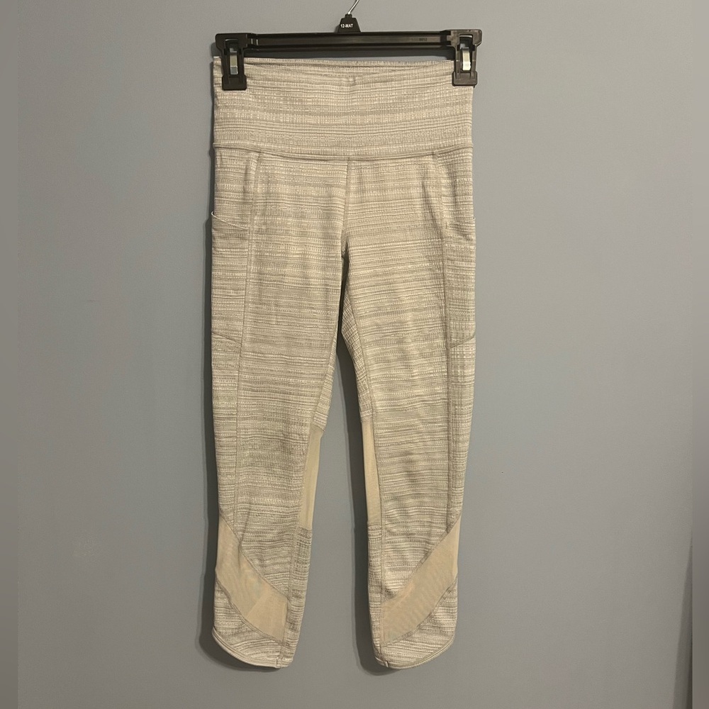 Athleta Chat to Town High Rise Capri Legging
Gray Jacquard Mesh Panels